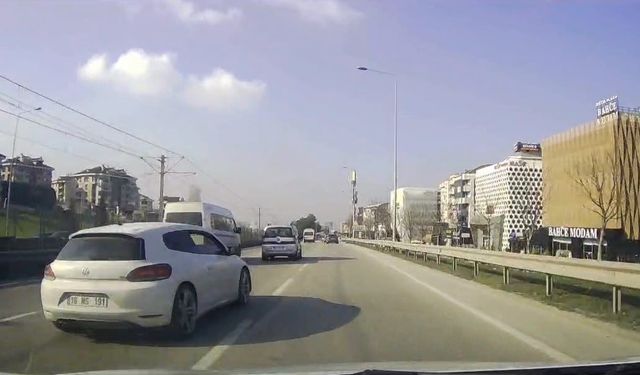 Trafikte makas atan sürücü kamerada