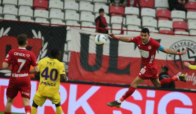 Trendyol Süper Lig: Antalyaspor: 0 - Eyüpspor: 3 (İlk yarı)