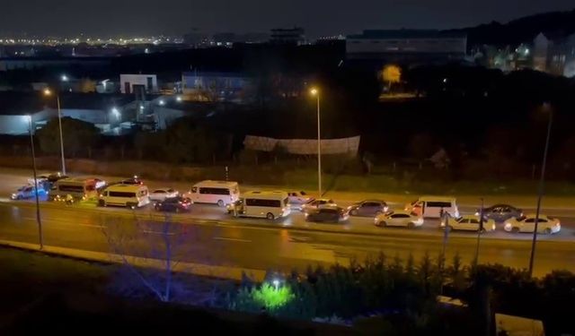 Tuzla’da düğün konvoyu yolu kapattı, metrelerce araç kuyruğu oluştu