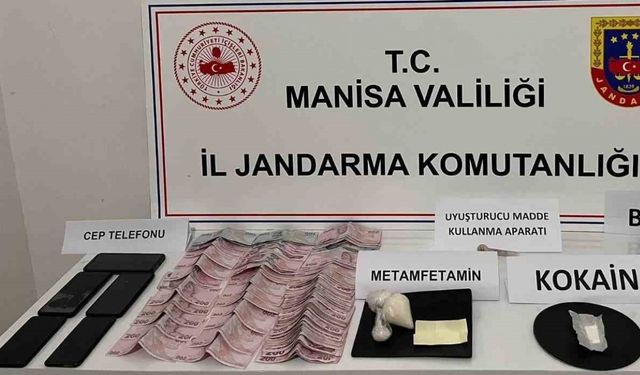 Üç şahsın yapılan üst ve araç aramasında uyuşturucu maddeler ele geçirildi