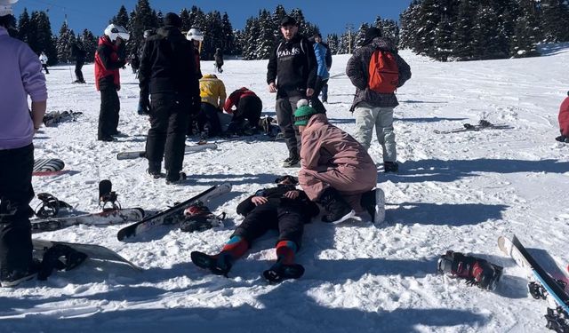 Uludağ’da acemi kayakçılar birbirine girdi: 3 yaralı...Sıcak anlar kamerada