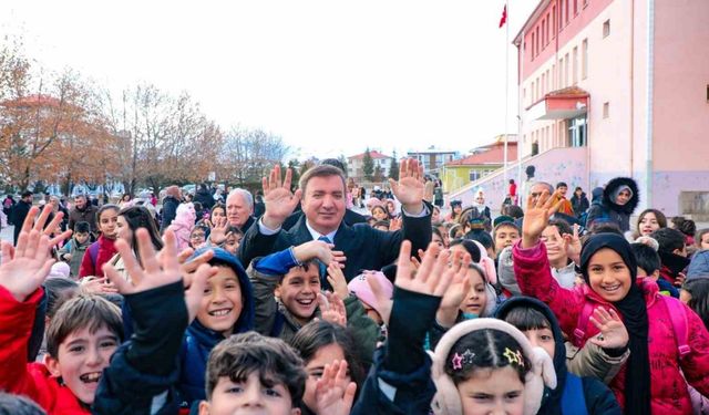 Vali Aydoğdu: “Kitaplar, size yoldaş olmaya hazır. Onların satırlarında hayallerinizi genişletin.”