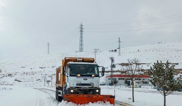 Van’da 255 yerleşim yerinin yolu ulaşıma kapandı