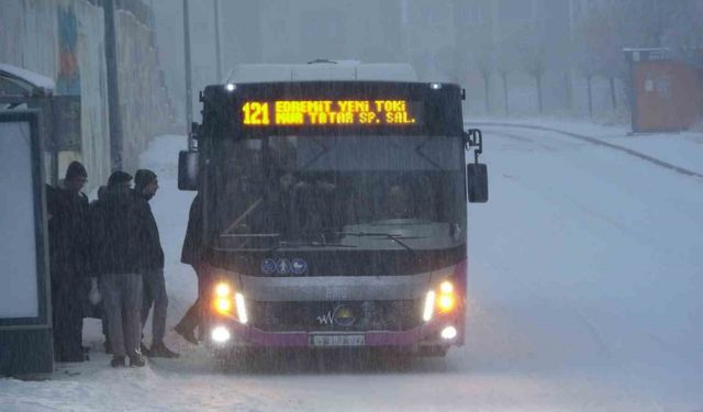 Van’da yoğun kar yağışı: Uçak seferleri rötar yaptı