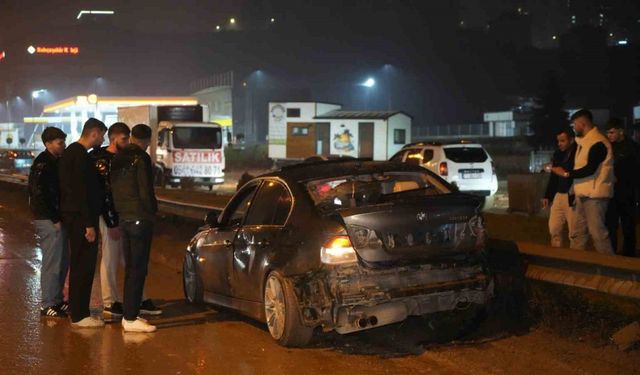 Yağmurun kayganlaştırdığı yolda zincirleme kaza: 1 yaralı