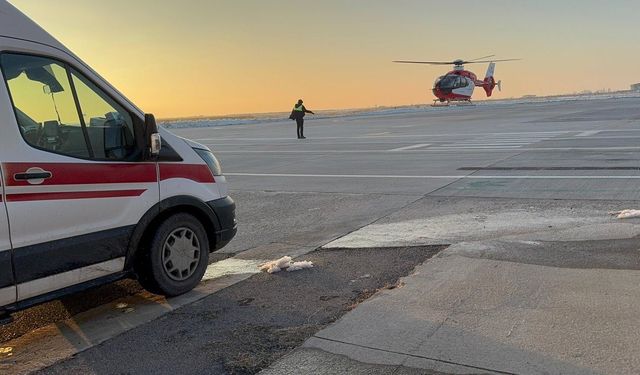 Yanık tedavisi gören 3 yaşındaki çocuk ambulans helikopterle Van’a getirildi