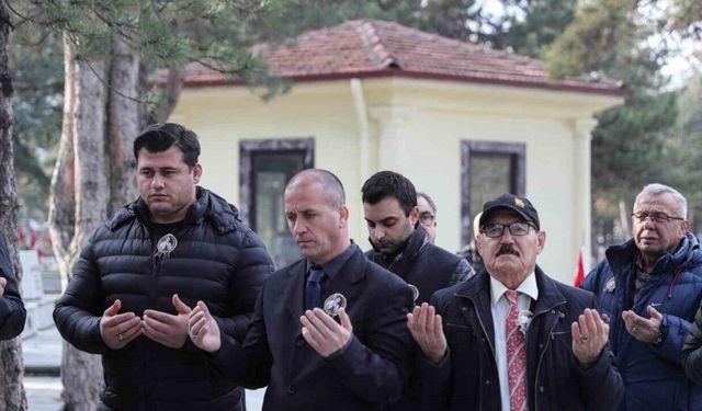 Yaşar Doğu kabri başında dualarla anıldı