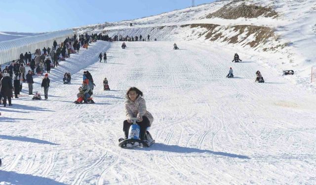 Yedikuyular Kayak Merkezi, hafta sonu 15 bin ziyaretçiyi ağırladı