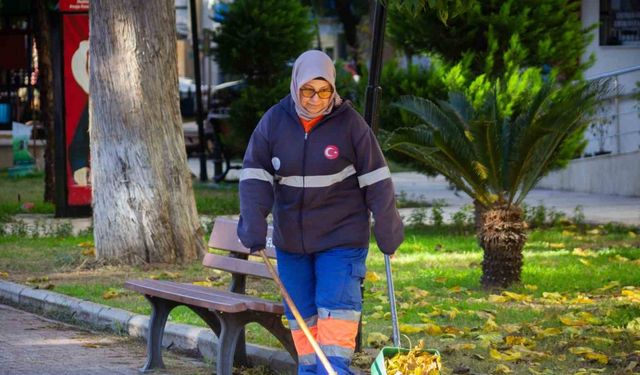 Yeni yılın ilk günü temizlik görevlileri ve pazarcılar çalıştı