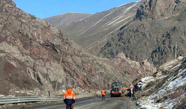 Yüksekova-Van kara yoluna düşen taşlar temizlendi