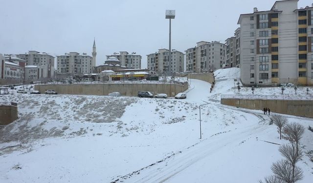 Yüksekova’da kar yağışı başladı