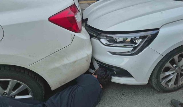 Zincirleme kazada birbirine giren araçları zor ayırdılar