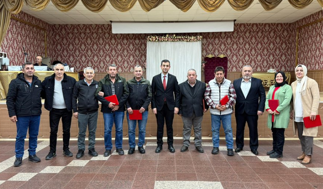 Pamukova Belediyesi'nde emekliliğe ayrılan çalışanlara plaket verildi