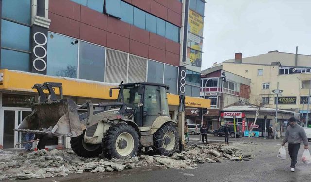 Ardahan’da kar ve buzla mücadele çalışmaları sürüyor