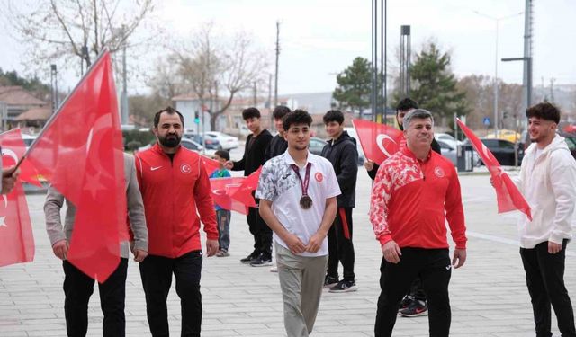 Avrupa üçüncüsü güreşçiye coşkulu karşılama
