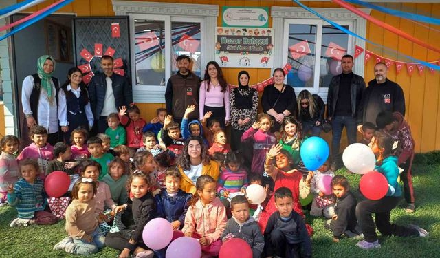 Çocukların okul sevinci: Yeni yapılan sınıflarda eğitim başladı