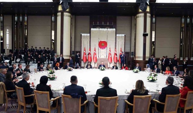 Cumhurbaşkanı Erdoğan: "Nasıl ki FETÖ’ye, terör örgütlerine, bilumum marjinal yapılara kaptıracak evladımız yoksa siyaset tüccarlarının ihtiraslarına kurban edeceğimiz tek bir gencimiz de yoktur"