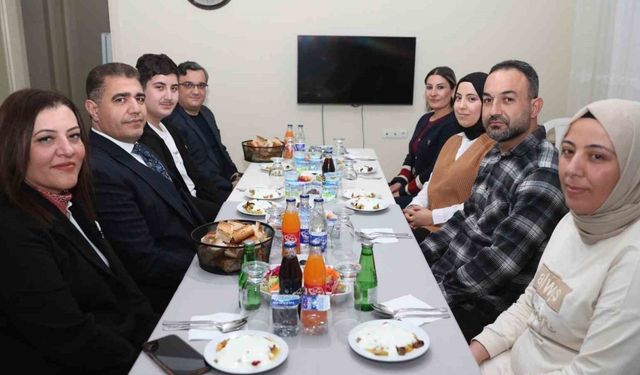 Depremzede aile ile birlikte iftar yaptılar