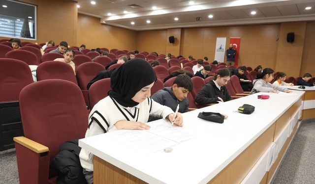 Hadis ezberleme yarışmasında öğrenciler kıyasıya mücadele etti