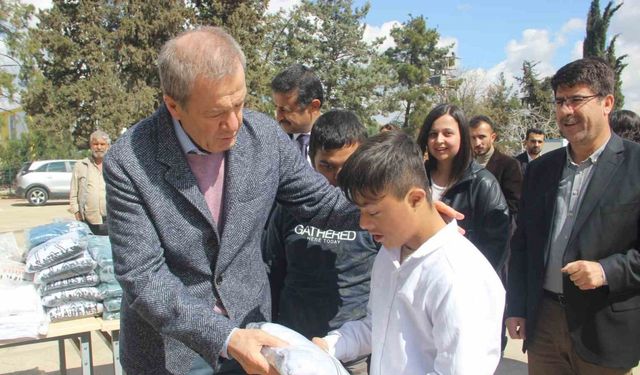 Hayırsever iş adamından özel  ihtiyaçlı öğrencilere hediye