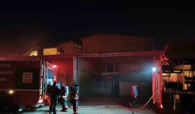 Malatya’da park halindeki 2 araç yanarak kullanılamaz hale geldi