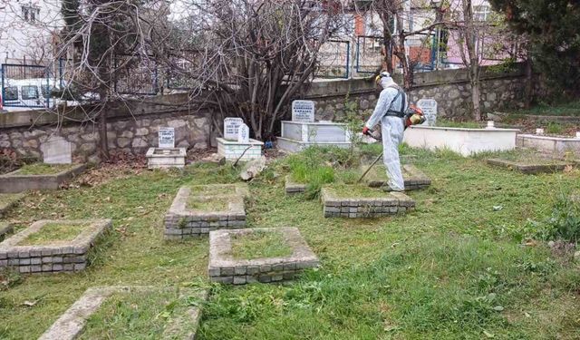Mezarlıklarda bayram temizliği