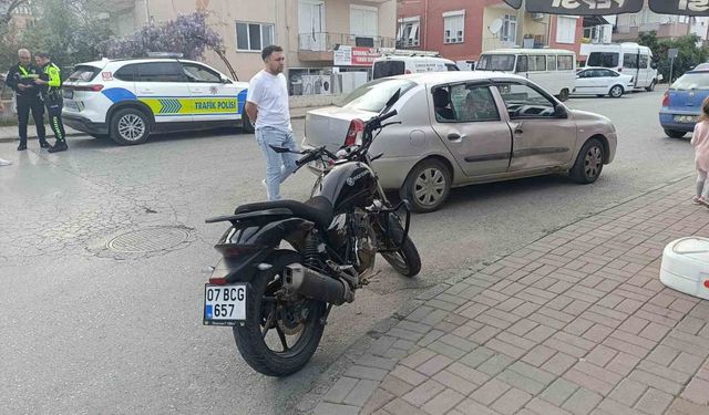 Otomobille çarpışan motosikletin sürücüsü yaralandı