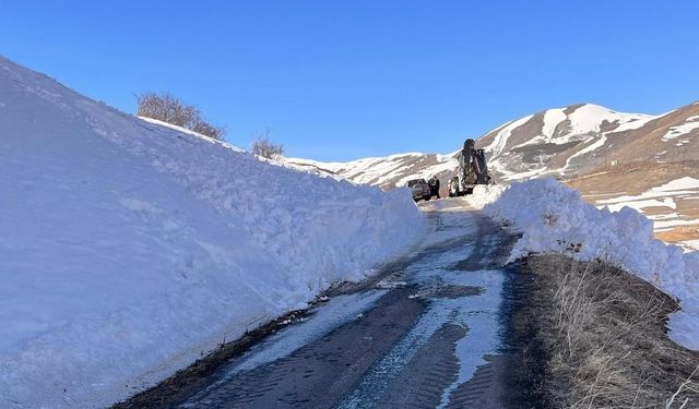 Posof’a çığ düştü, köy yolu ulaşıma kapandı