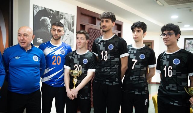 Seyhan Belediyesporlu voleybolculardan Başkan Tekin’e üç kupa