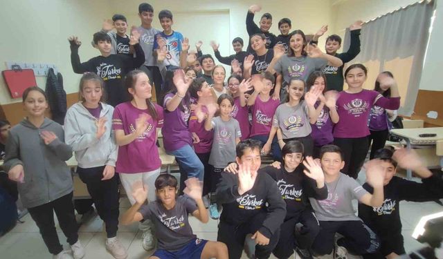 Sürpriz doğum günü öğretmeni ağlattı
