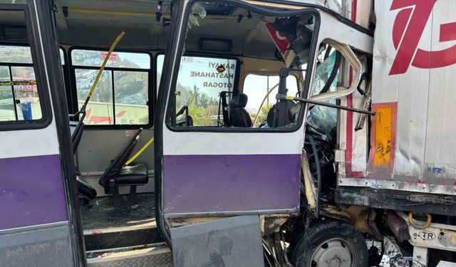Yolcu dolu minibüs park halindeki tıra çarptı: 12 yaralı