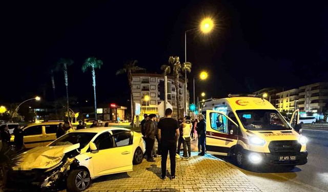 Antalya’da kırmızı ışık ihlali kazayı beraberinde getirdi: 2’si çocuk 4 yaralı