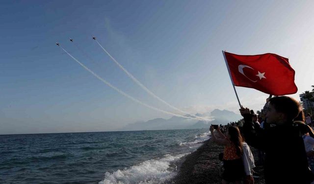 Antalya’da Türk Yıldızları’ndan nefes kesen 23 Nisan gösterisi