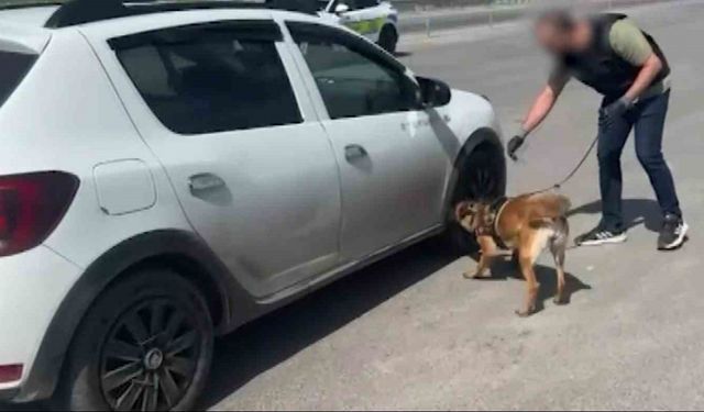 Aracın tabanında 1 kilo 706 gram uyuşturucu madde ele geçirildi