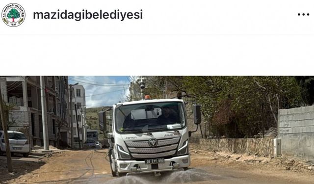 Belediye bozduğu yollara parke taşı döşemek yerine su döküyor