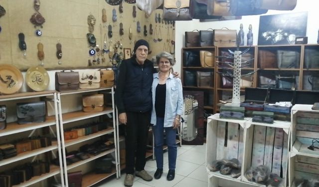 Benzer çifti deri sanatı ile kültürel mirası geleceğe taşıyor