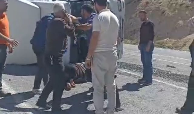 Bitlis’te tır devrildi: 2 yaralı