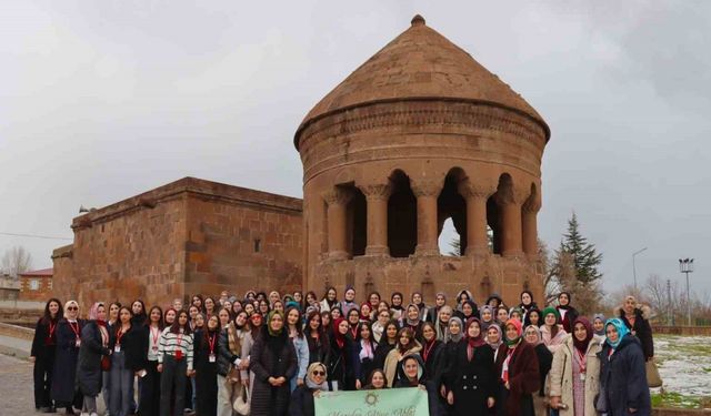 İstanbul’dan gelen öğrenciler Ahlat’ın tarihi mekanlarını gezdi