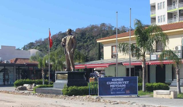 Kemer Cumhuriyet Meydanı turizm sezonuna hazırlanıyor