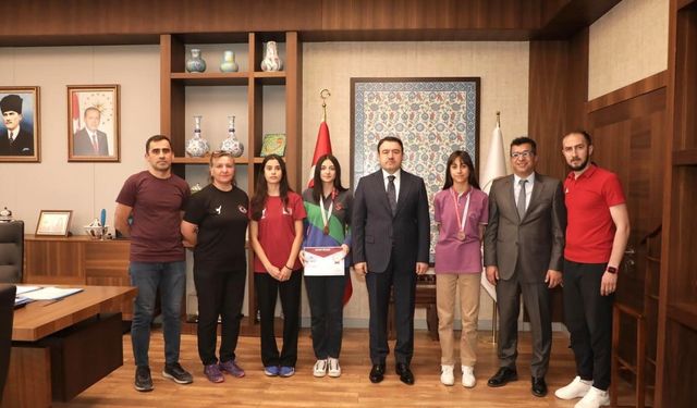 Şampiyon sporcular valilik makamında ağırlandı
