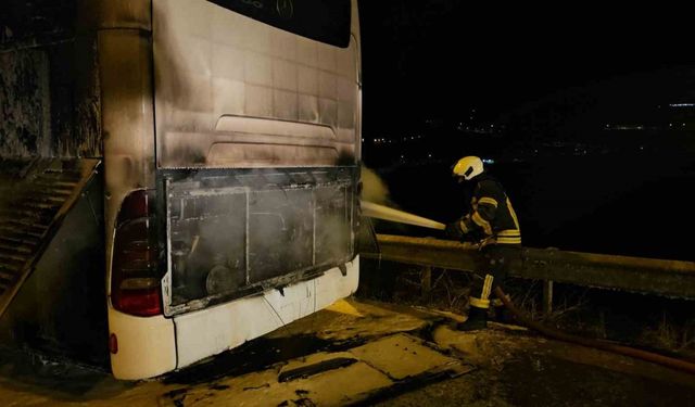Turistleri taşıyan otobüs yandı, faciadan dönüldü