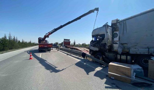 Vestel’in beyaz eşya yüklü tırı devrildi: 2 yaralı