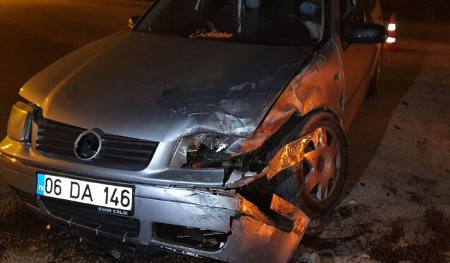 Yalvaç’ta kafa kafaya çarpışan iki araçta 3 kişi yaralandı