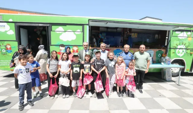 Çayırovalı minikler geri dönüşümü tiyatroyla öğrendi
