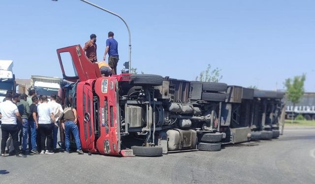 Cizre’de virajı alamayan tır devrildi, 1 yaralı