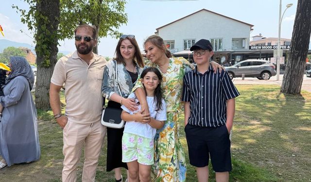 Demet Akalın’dan minik hayranına jest