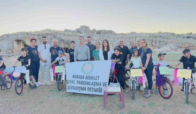 Diyarbakır’da 30 yetim ve öksüz çocuğa karne hediyesi olarak bisiklet verildi
