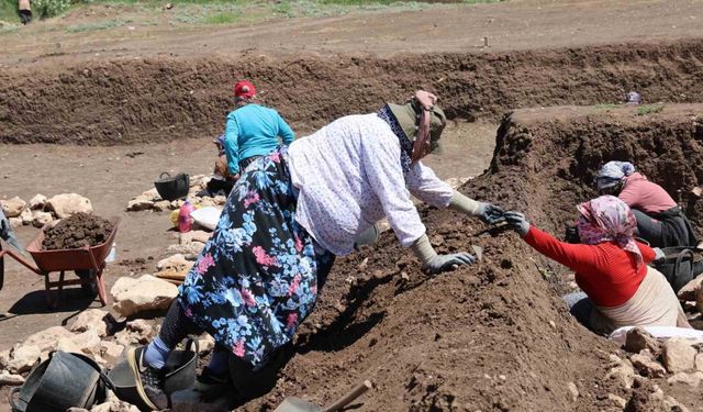 Evde pirinçten taş ayıklayan kadınlar, arkeolojik kazılarda buluntu ve veri ayıklıyor