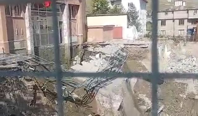 Hakkari’de adliye binasının girişinde çökme