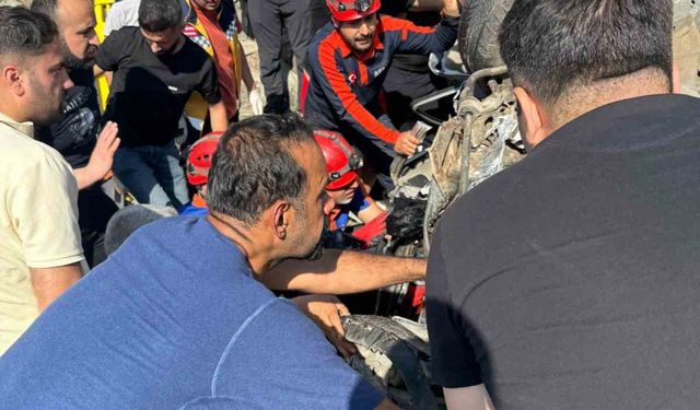 İstinat duvarına çarpan araçta sıkışan 2 kişi kurtarıldı